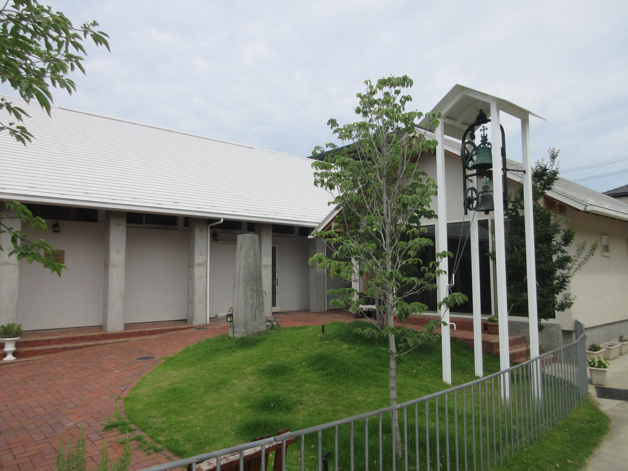 教会(左の写真)と共に新築・移転